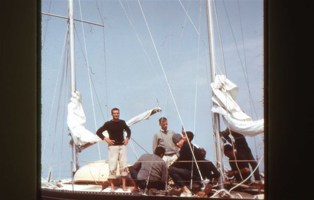 Eric Tabarly sur Pen-Duick à l'Herbaudière - aout 1964