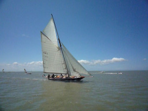 10 juillet 2011, Pen Duick devant Meschers sur Gironde,mon port d'attache, je n'en demandais pas tant! 