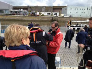 Faut bien ajuster le gilet avant d'embarquer! (28/4/12, AG Lorient)