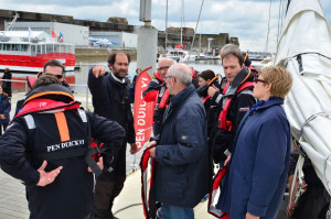 Briefing sécurité de Mathieu avant l'appareillage de Pen-Duick VI