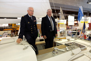 Le contre-amiral Benoît Lugan commandant de l'Ecole Navale et Gérard Petipas président de l'Association Eric Tabarly dans le cockpit de Pen-Duick V - 