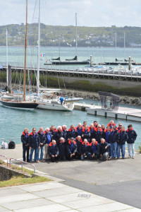 Les équipiers du Pen Duick VI au port du moulin blanc