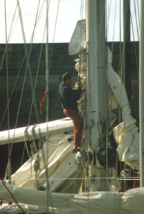 Mai 1982  Eric Tabarly sur PDk VI au Palais