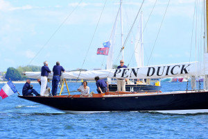 Marie à la barre de Pen Duick