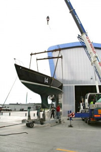Octobre 2009 - retour de Méditerranée - arrivée de Pen Duick II dans le hangar de la Cité de la Voile Eric Tabarly