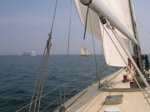 Pen Duick VI croise le ferry pour Groix et Pen Duick